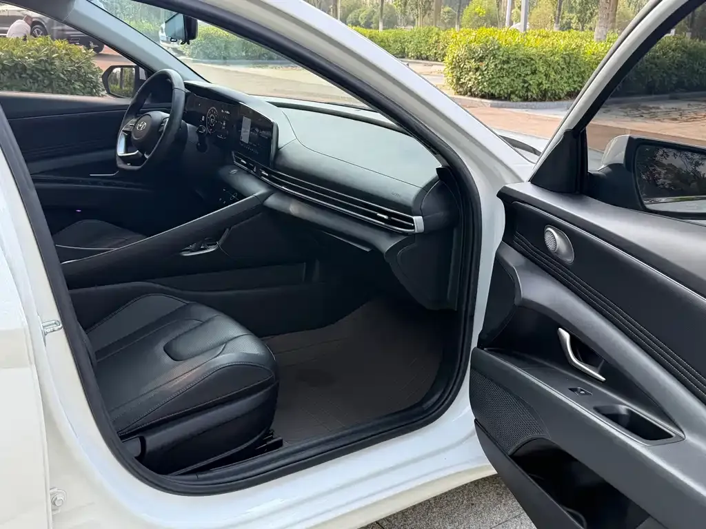 Hyundai Elantra — фото 3