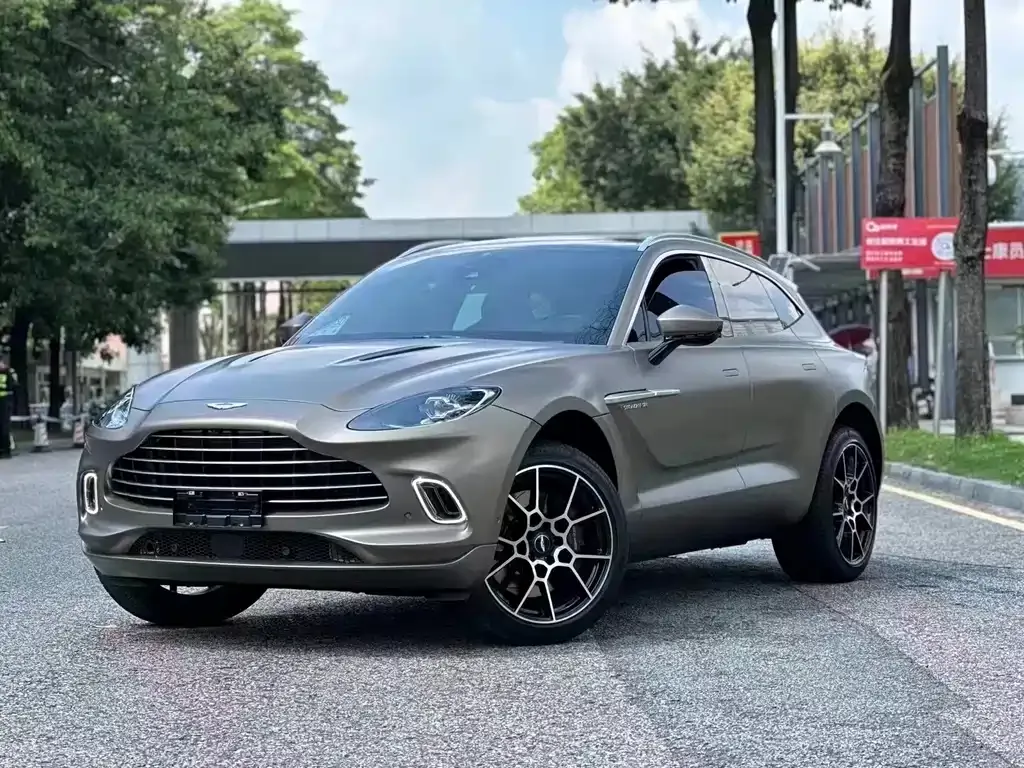 Aston Martin DBX — фото 1