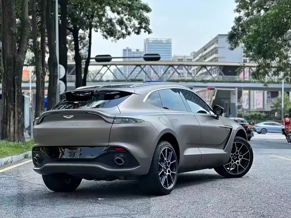 Aston Martin DBX — фото 9