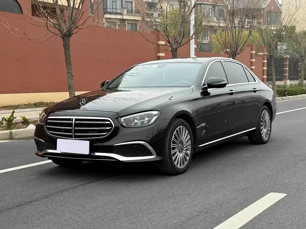 Mercedes-Benz E-Class — фото 1