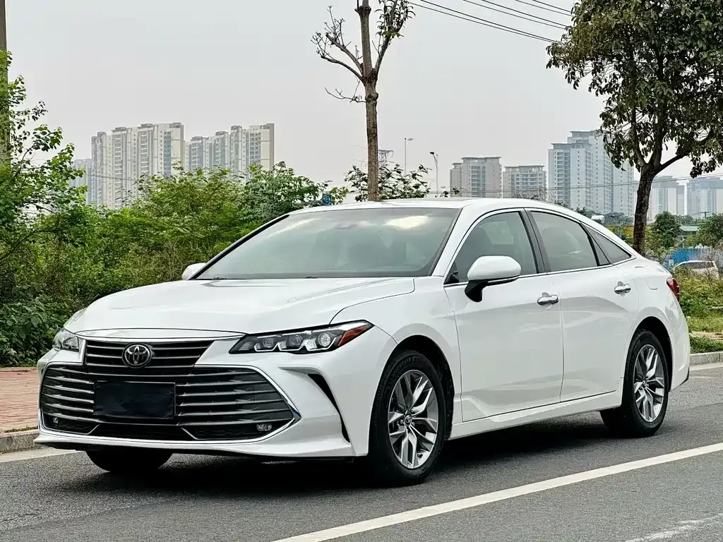 Toyota Avalon — фото 1