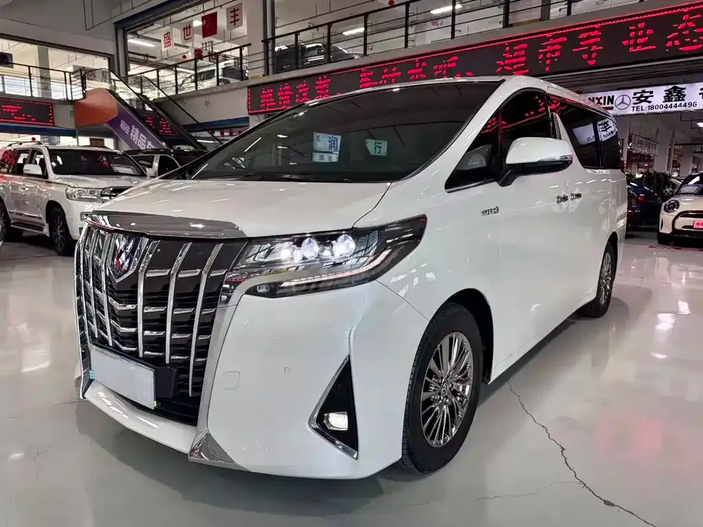 Toyota Alphard — фото 1