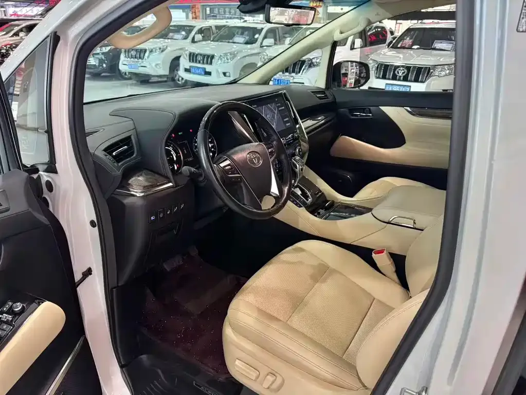 Toyota Alphard — фото 6
