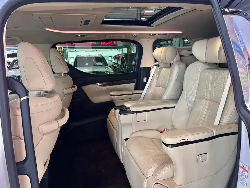 Toyota Alphard — фото 4