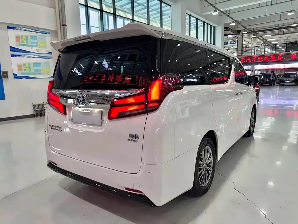Toyota Alphard — фото 8