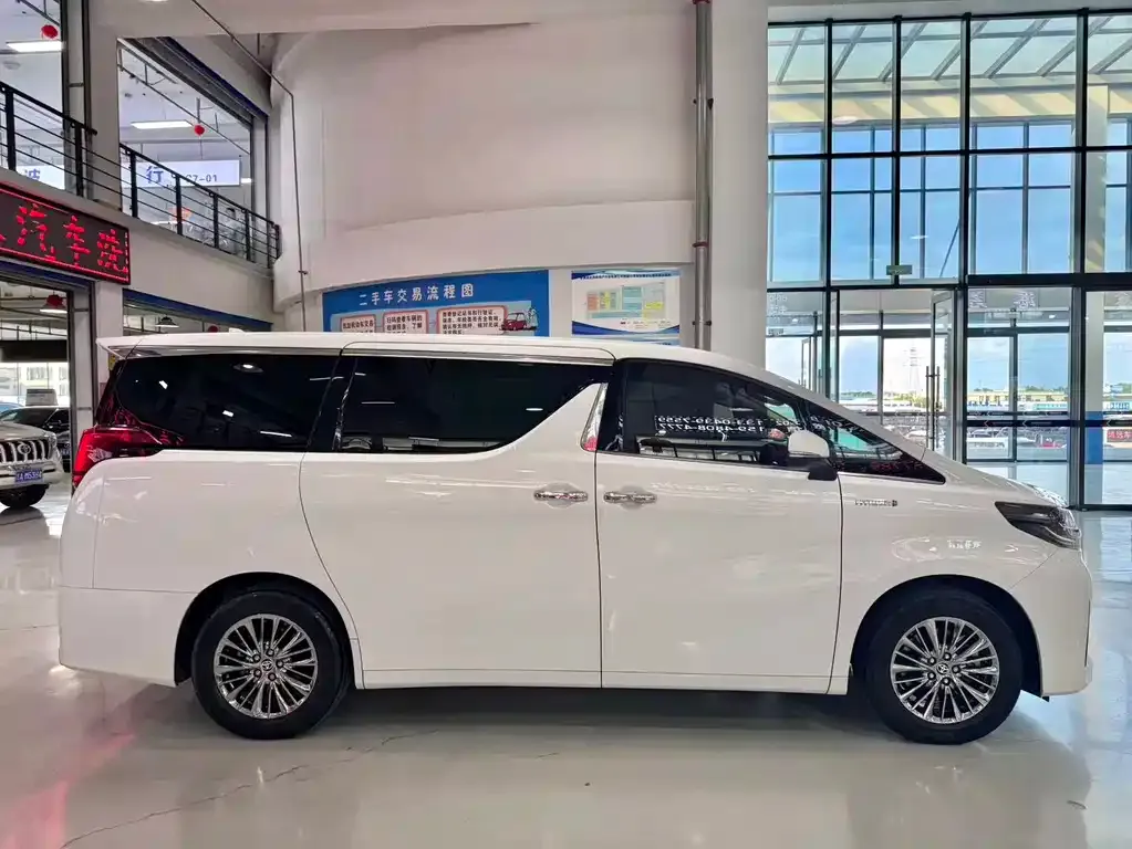 Toyota Alphard — фото 9