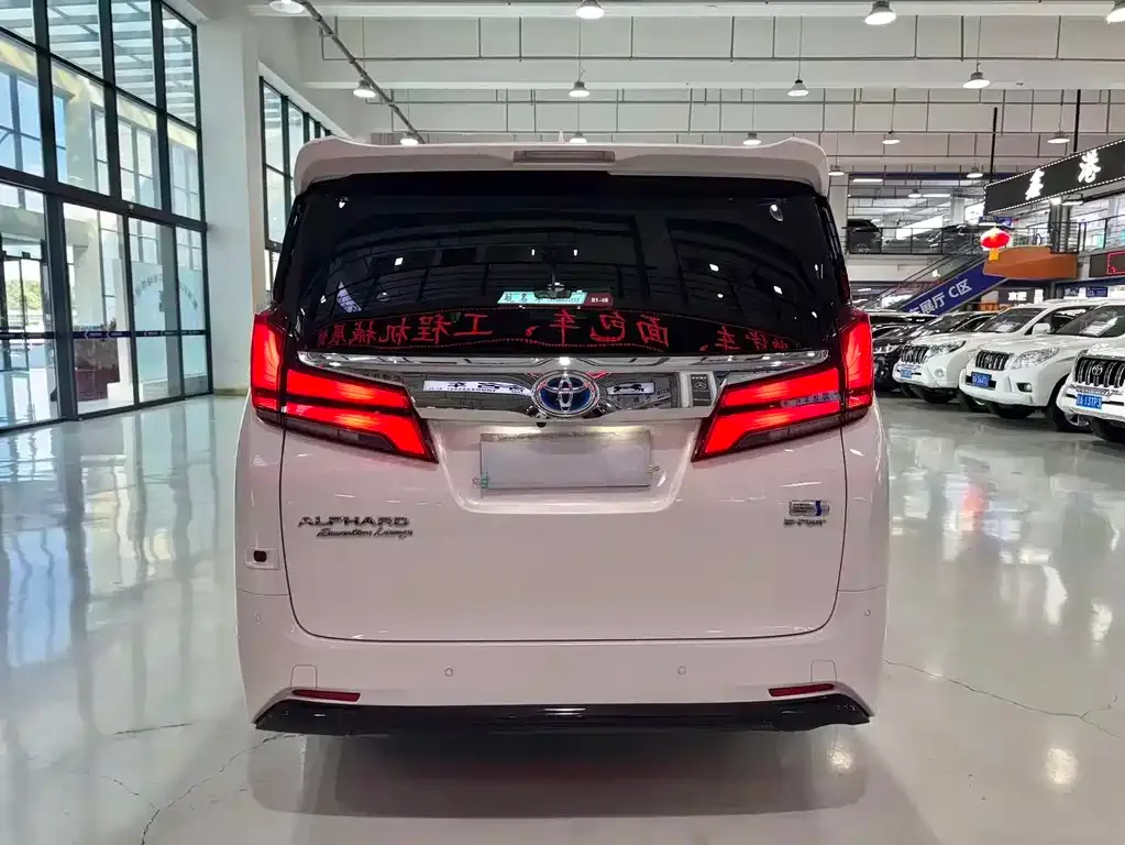 Toyota Alphard — фото 2