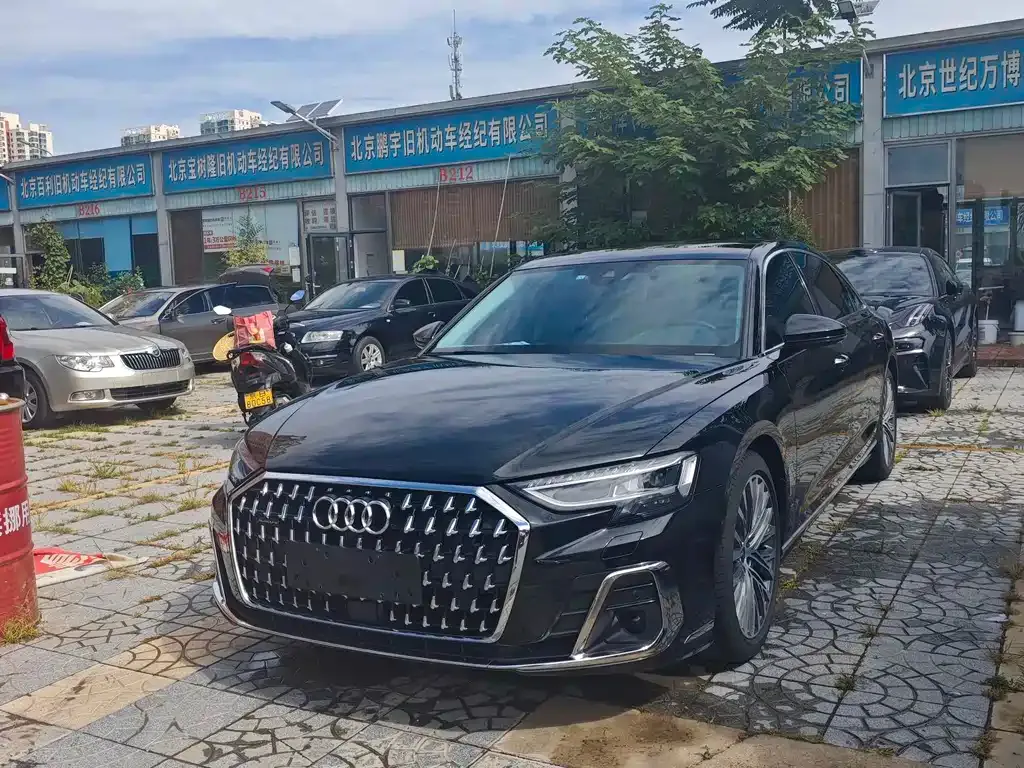 Audi A8 — фото 1