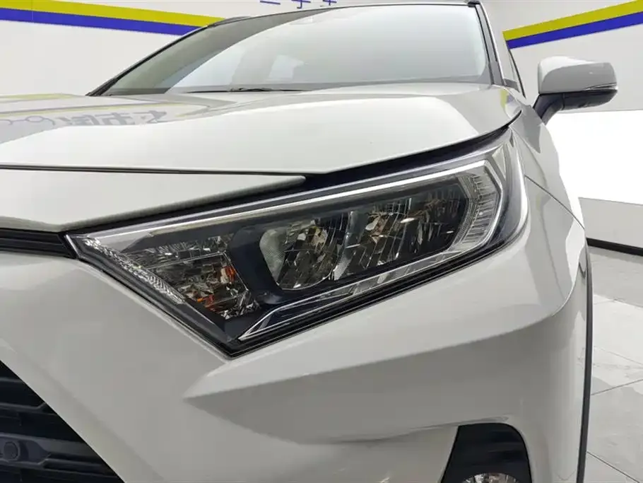 Toyota RAV4 — фото 9
