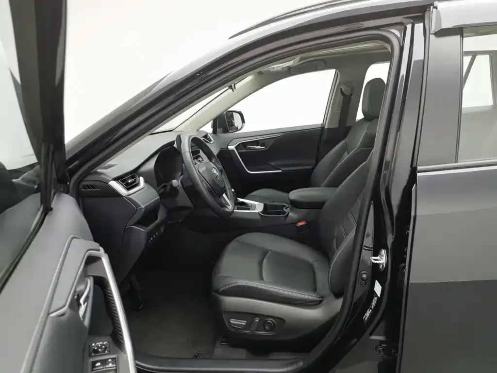 Toyota RAV4 — фото 7