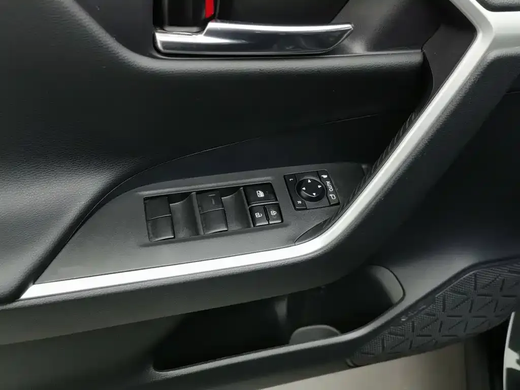 Toyota RAV4 — фото 9