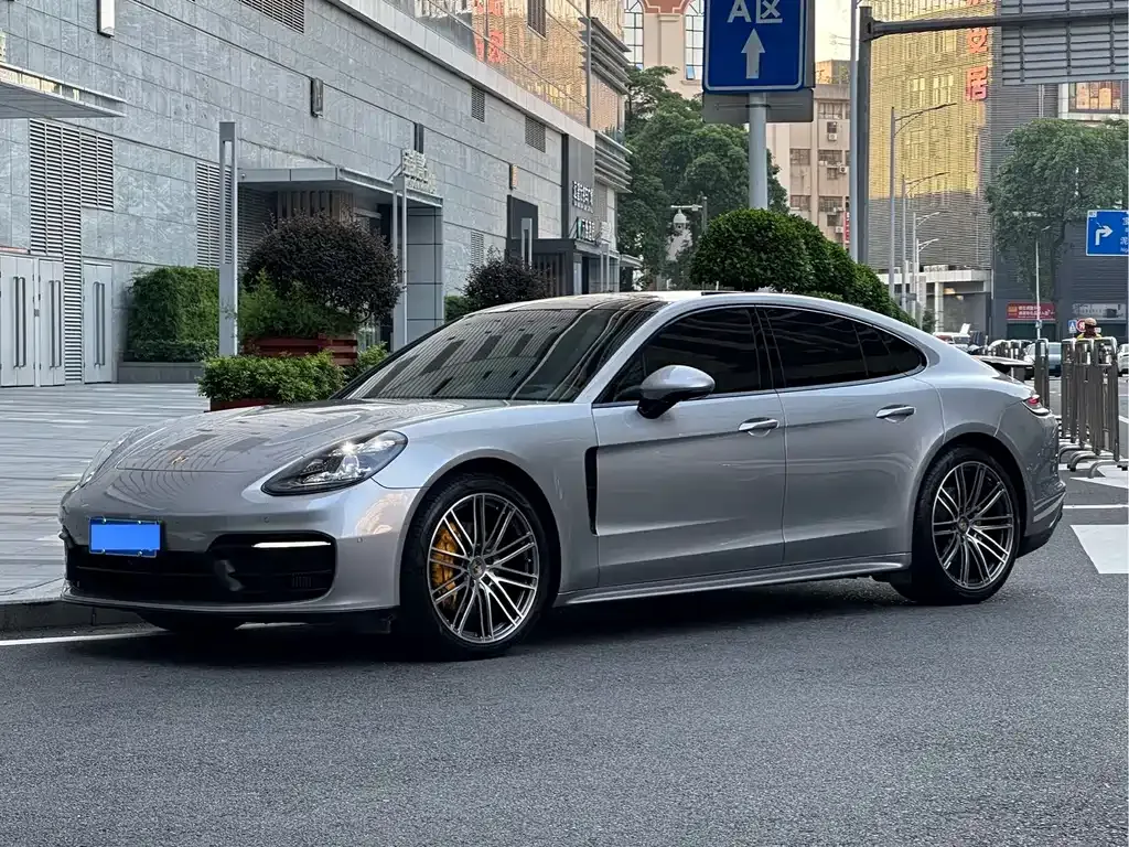 Porsche Panamera — фото 1