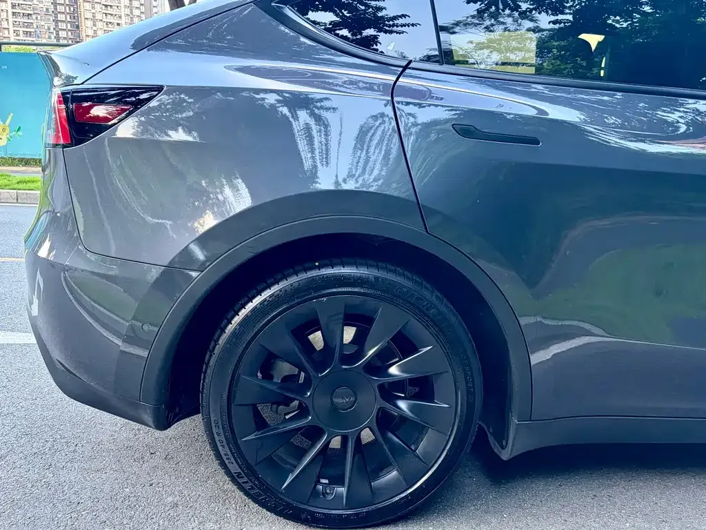 Tesla Model Y — фото 8
