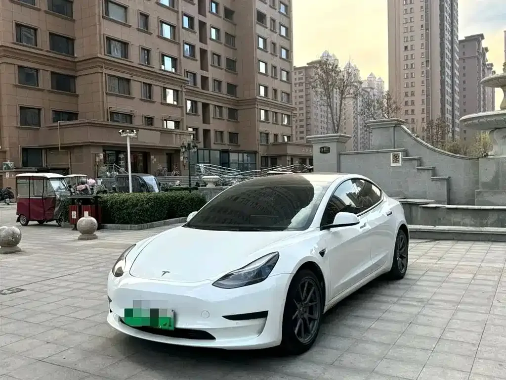 Tesla Model 3 — фото 1