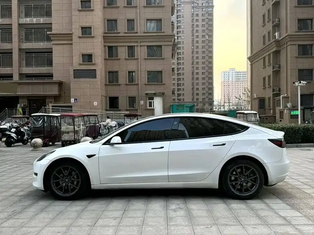 Tesla Model 3 — фото 10