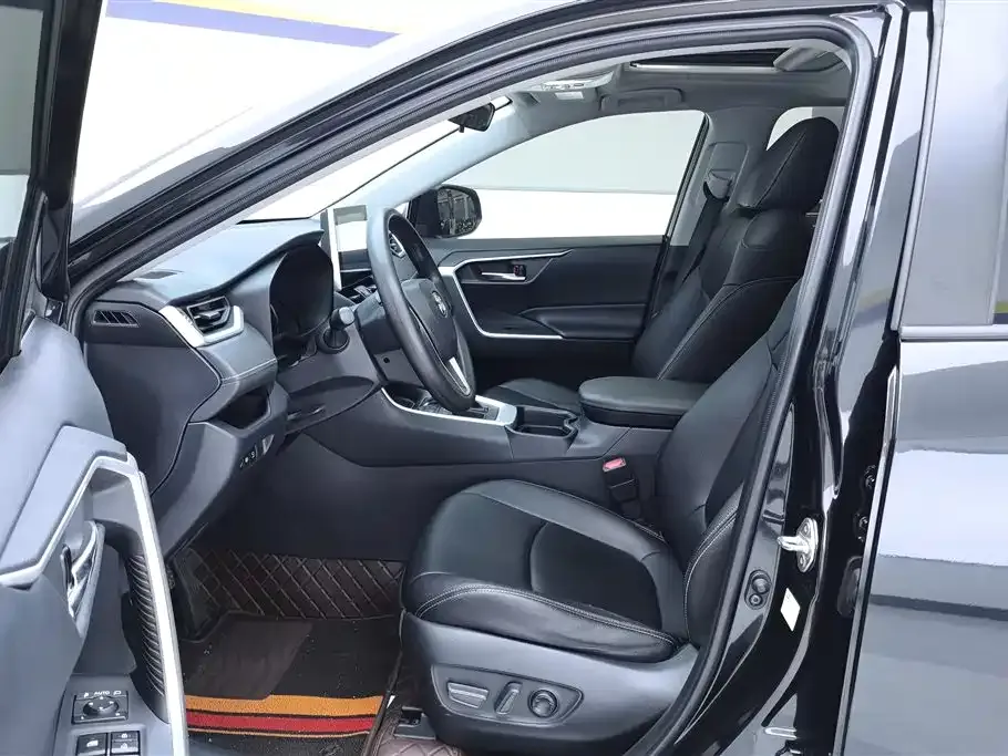 Toyota RAV4 — фото 8