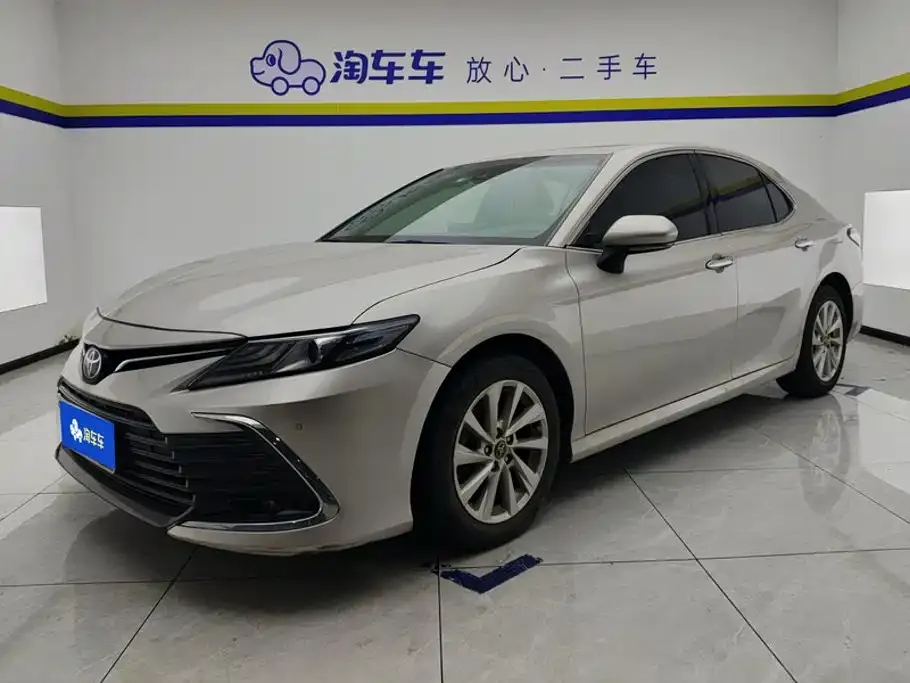 Toyota Camry — фото 1