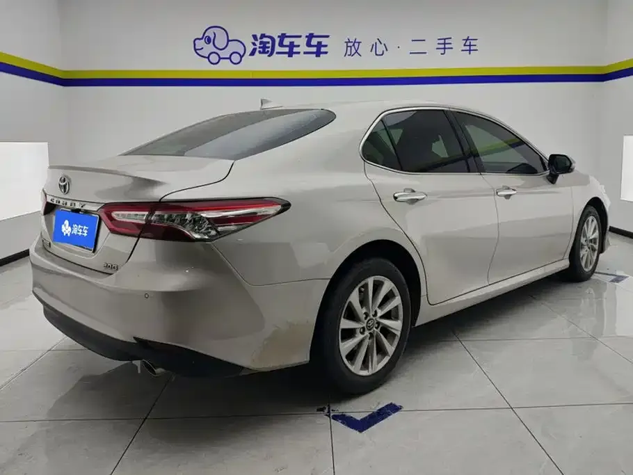Toyota Camry — фото 2
