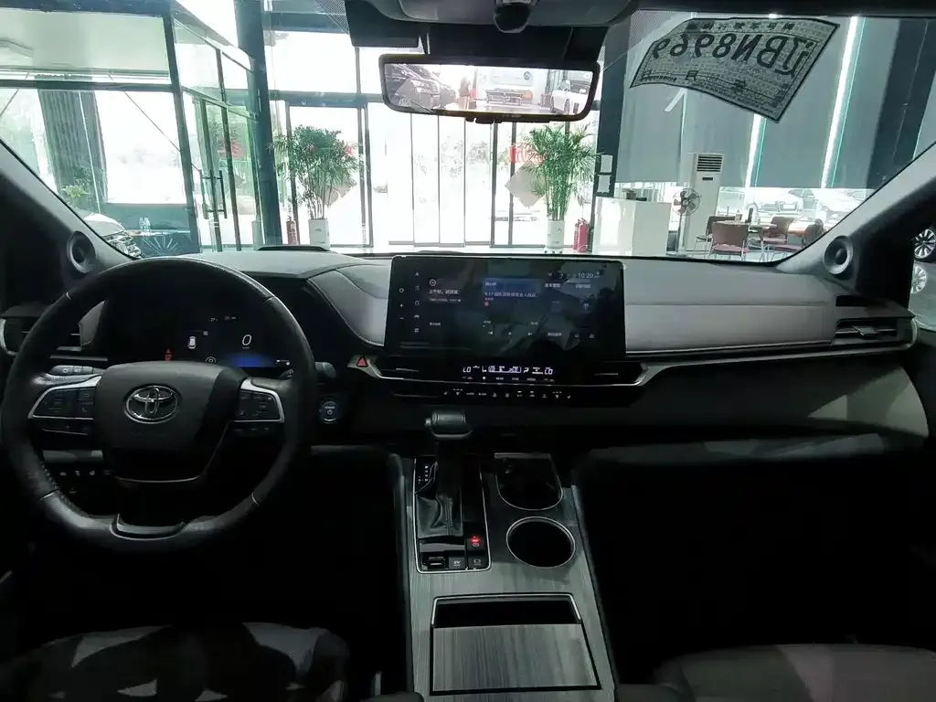 Toyota Granvia — фото 8