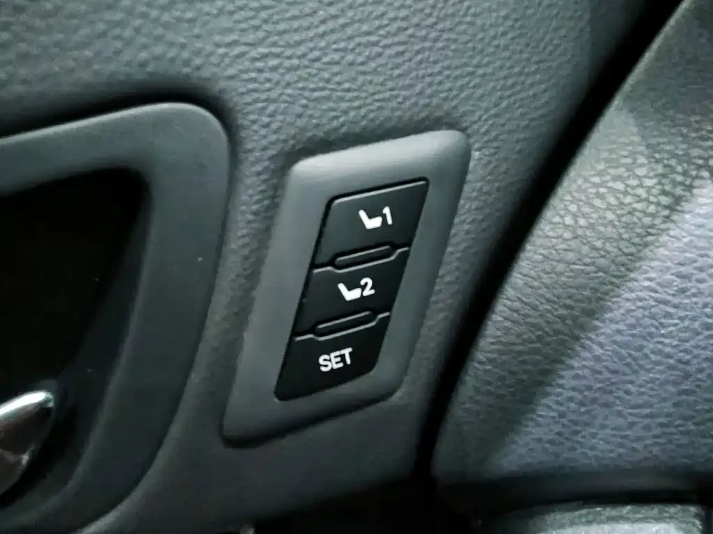 Toyota Granvia — фото 10