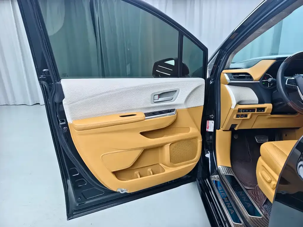 Toyota Sienna — фото 4