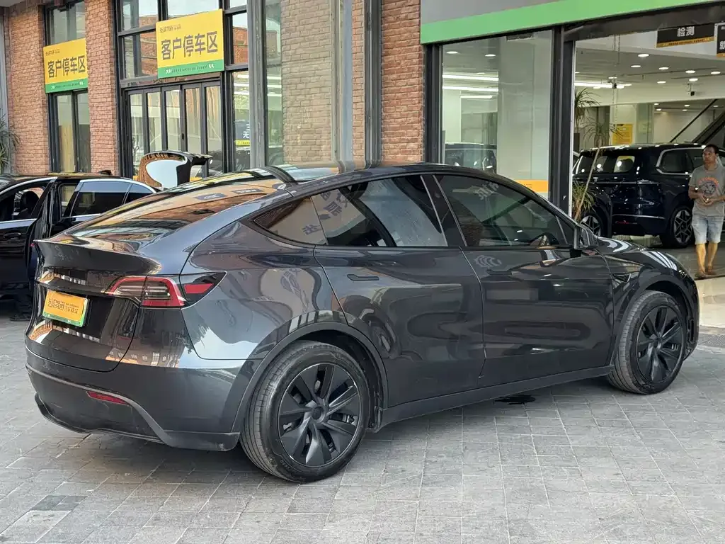 Tesla Model Y — фото 7