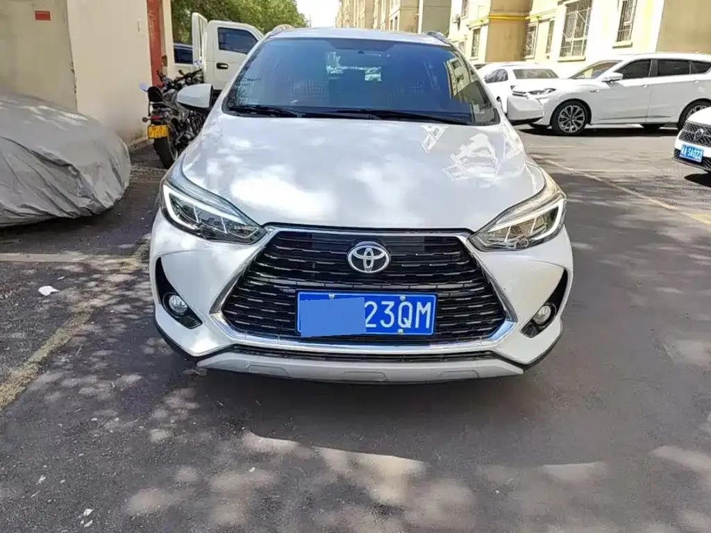 Toyota Yaris L — фото 1