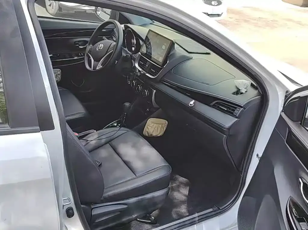Toyota Yaris L — фото 10