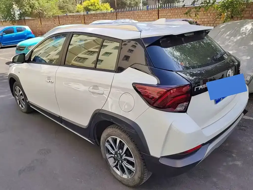Toyota Yaris L — фото 4