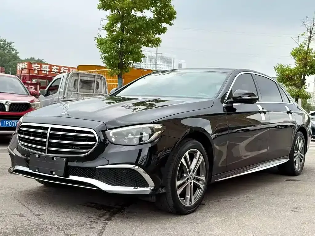 Mercedes-Benz E-Class — фото 1