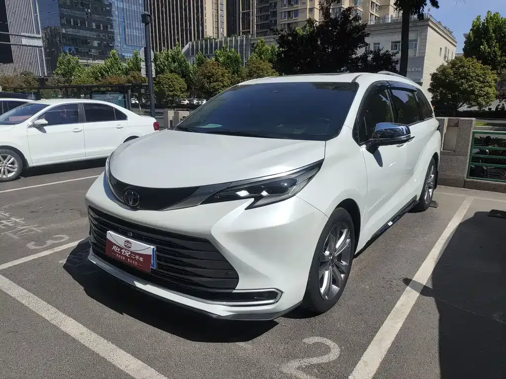 Toyota Sienna — фото 1