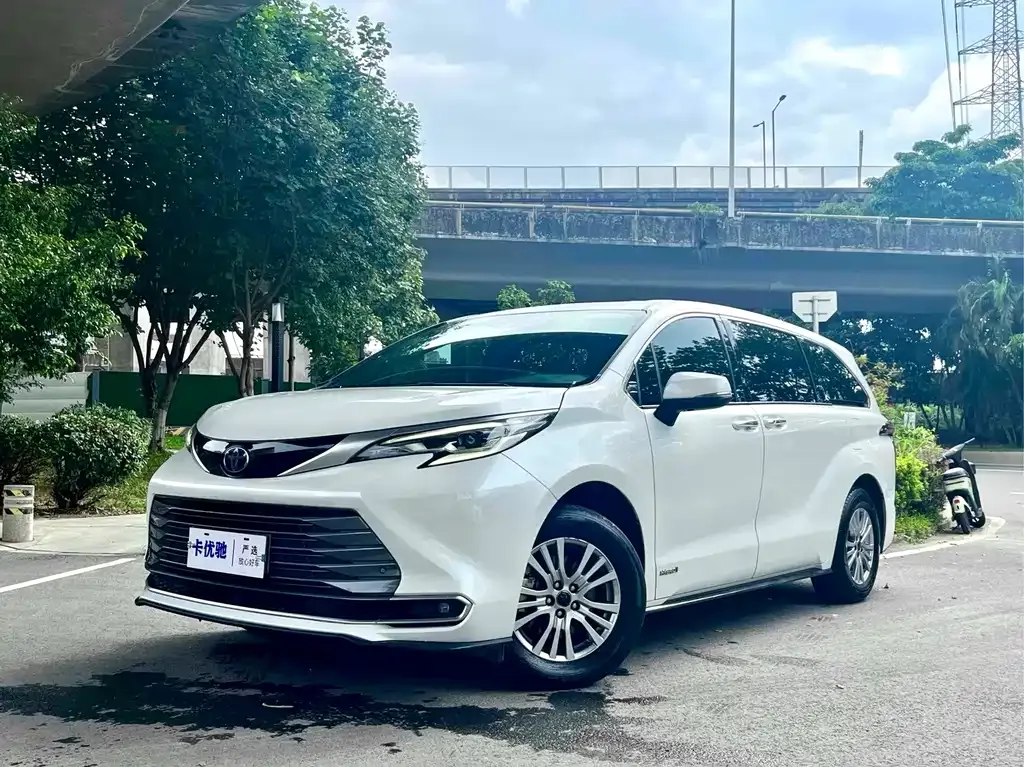 Toyota Sienna — фото 1