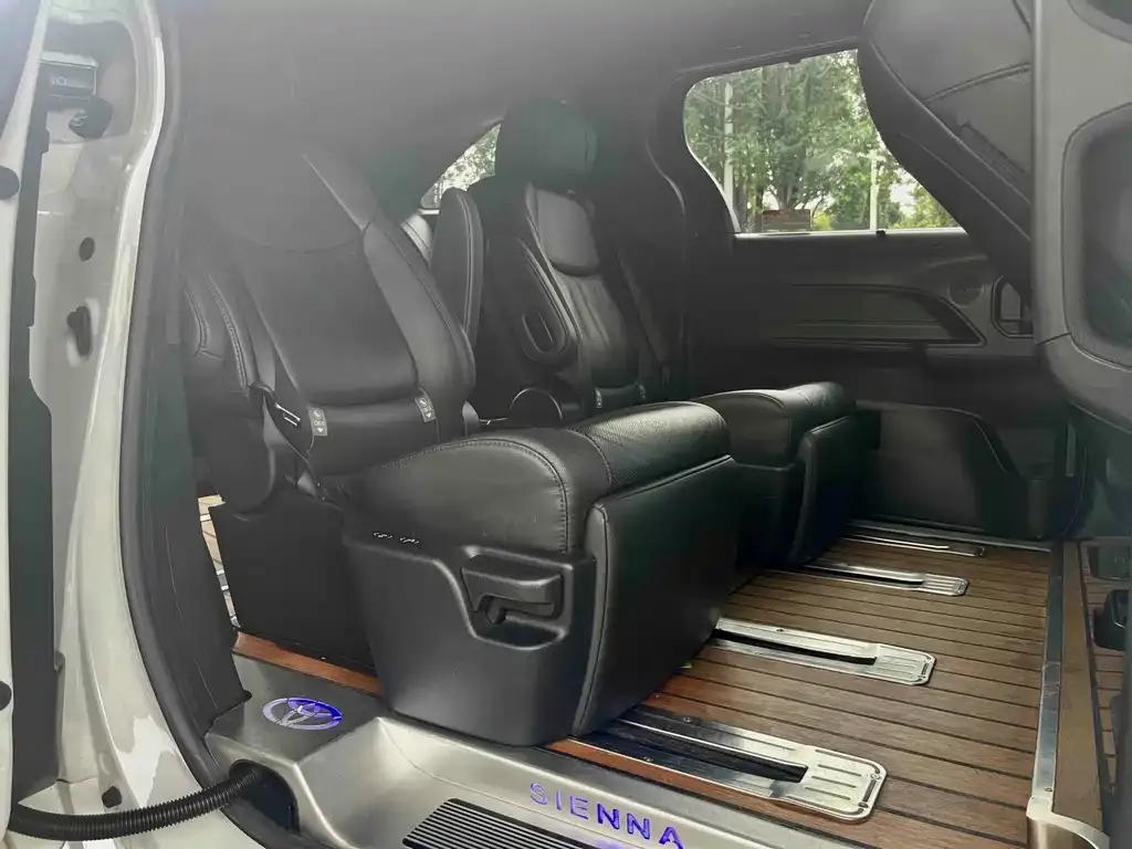 Toyota Sienna — фото 2