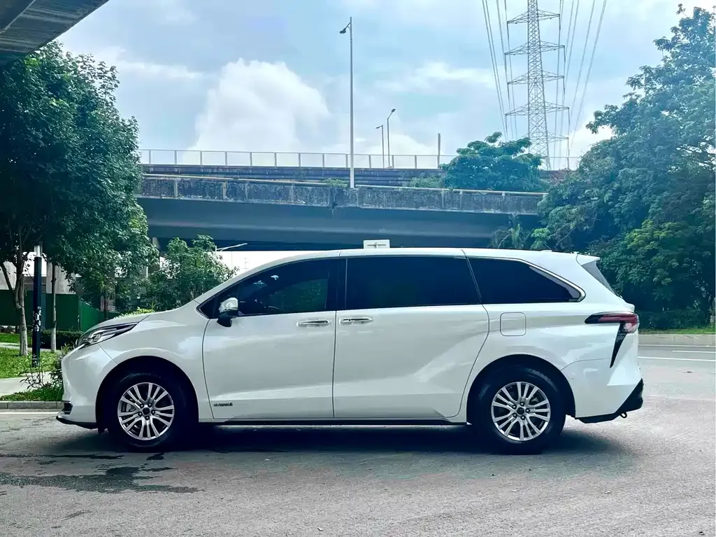 Toyota Sienna — фото 5