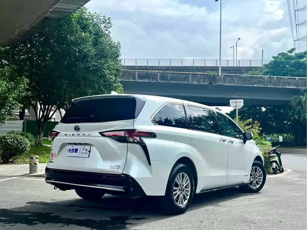 Toyota Sienna — фото 8