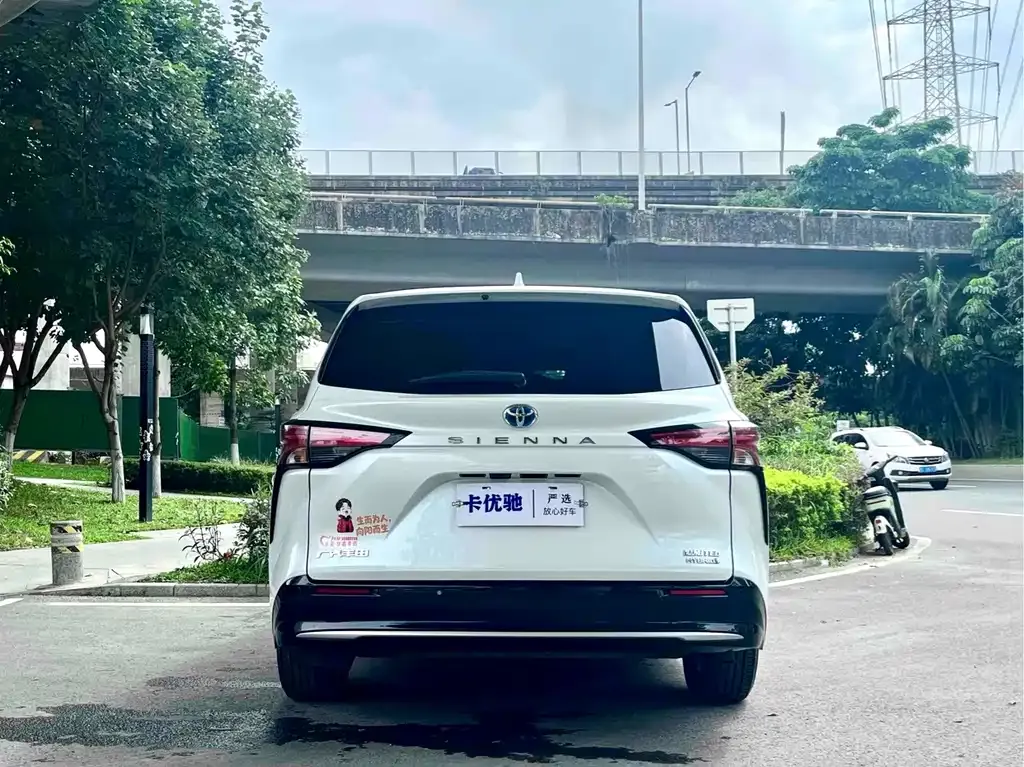 Toyota Sienna — фото 4