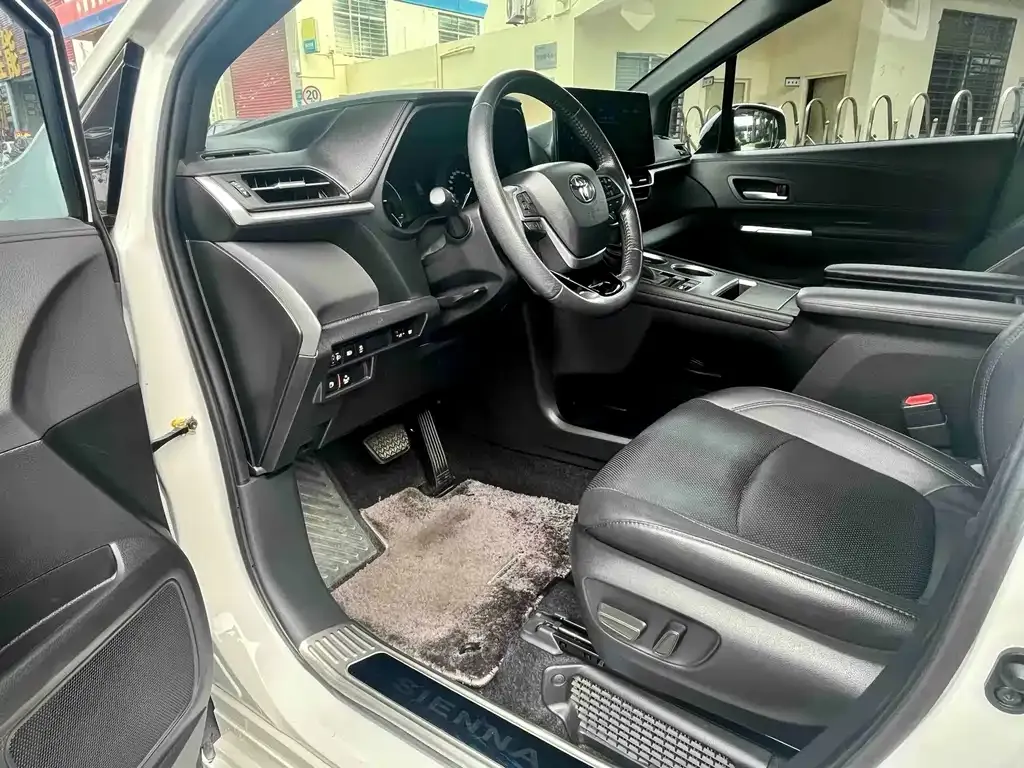 Toyota Sienna — фото 10