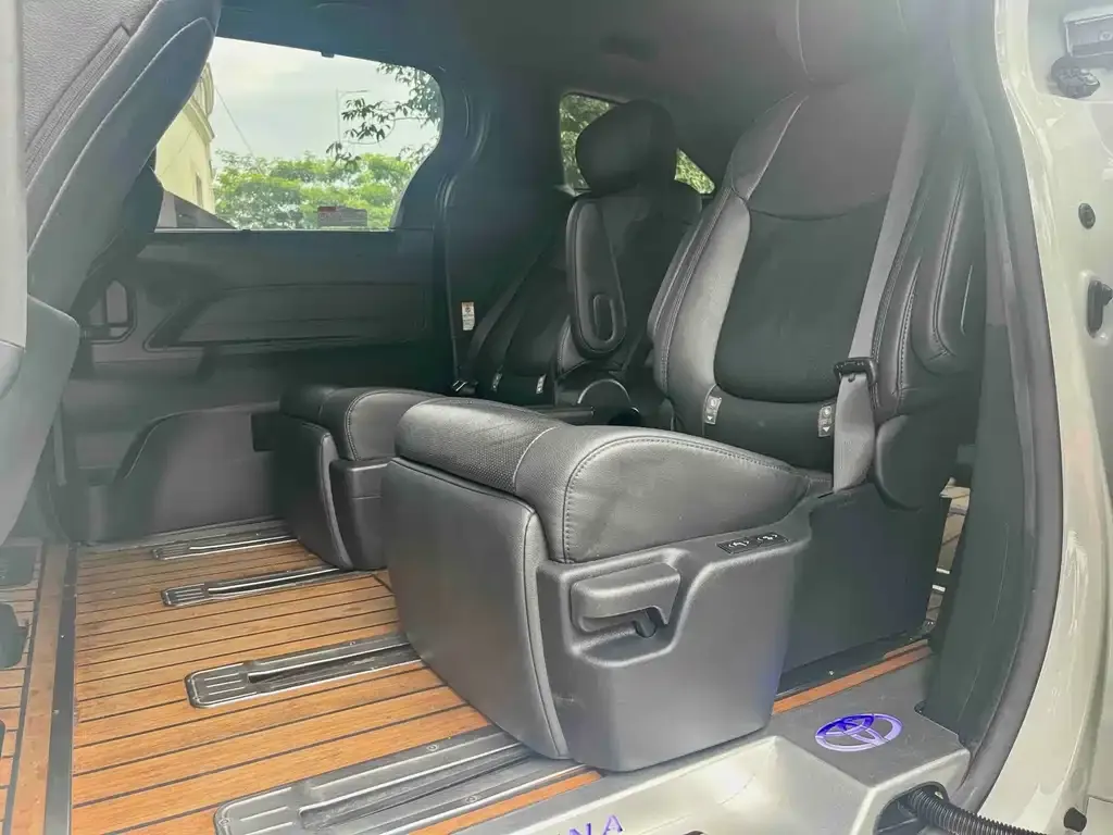 Toyota Sienna — фото 3