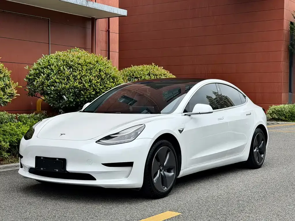 Tesla Model 3 — фото 1