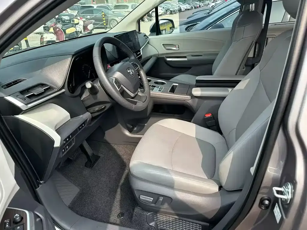 Toyota Sienna 2024 из CN, фото 2