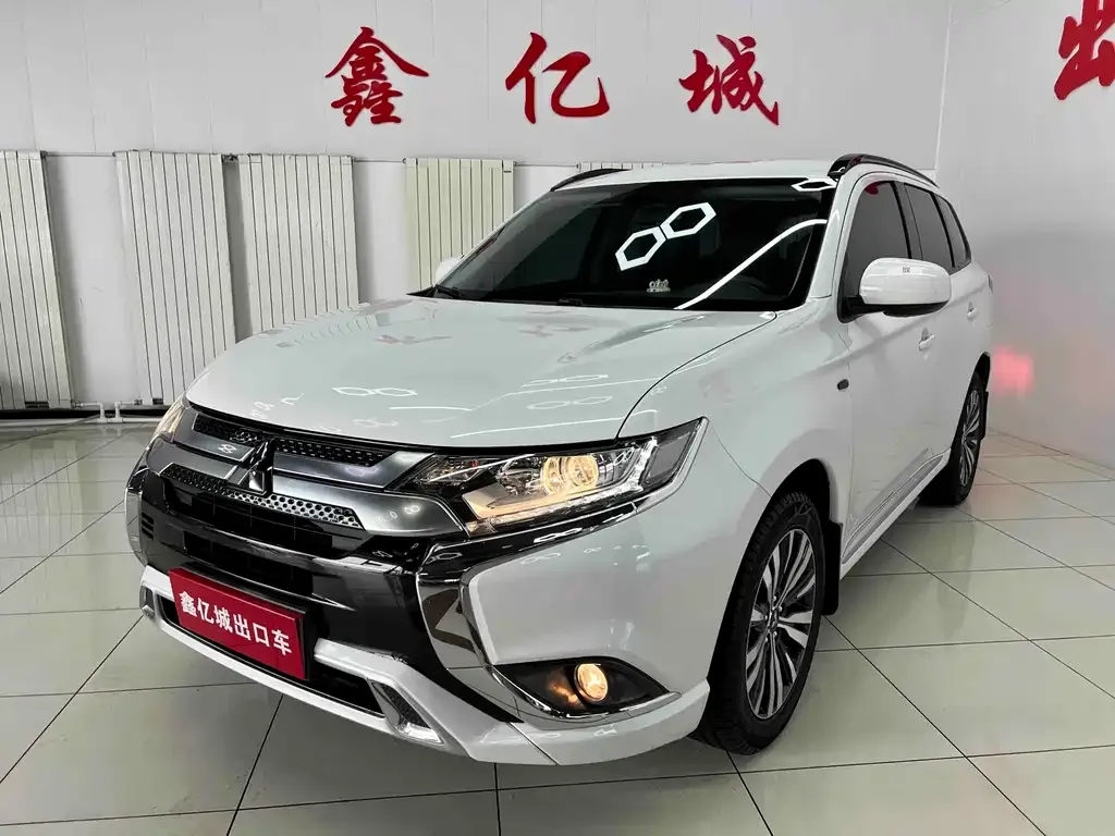 Mitsubishi Outlander — фото 1