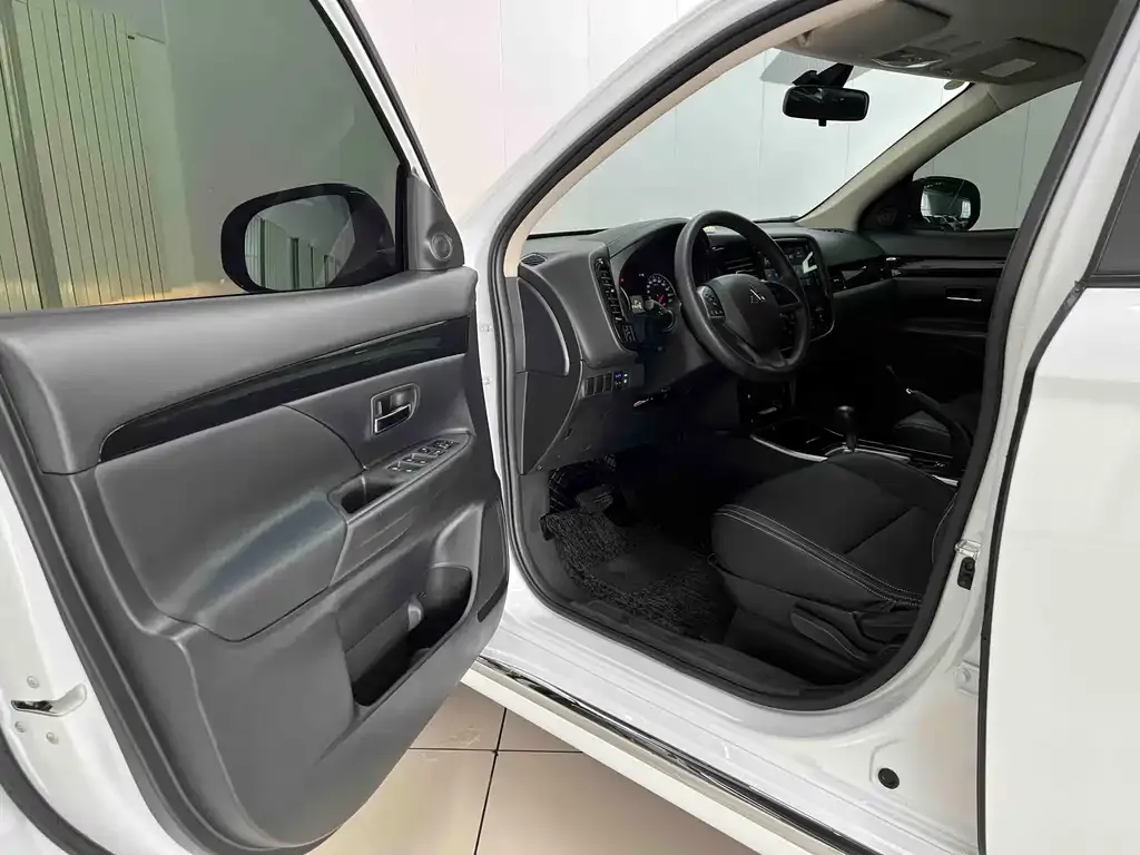 Mitsubishi Outlander — фото 2