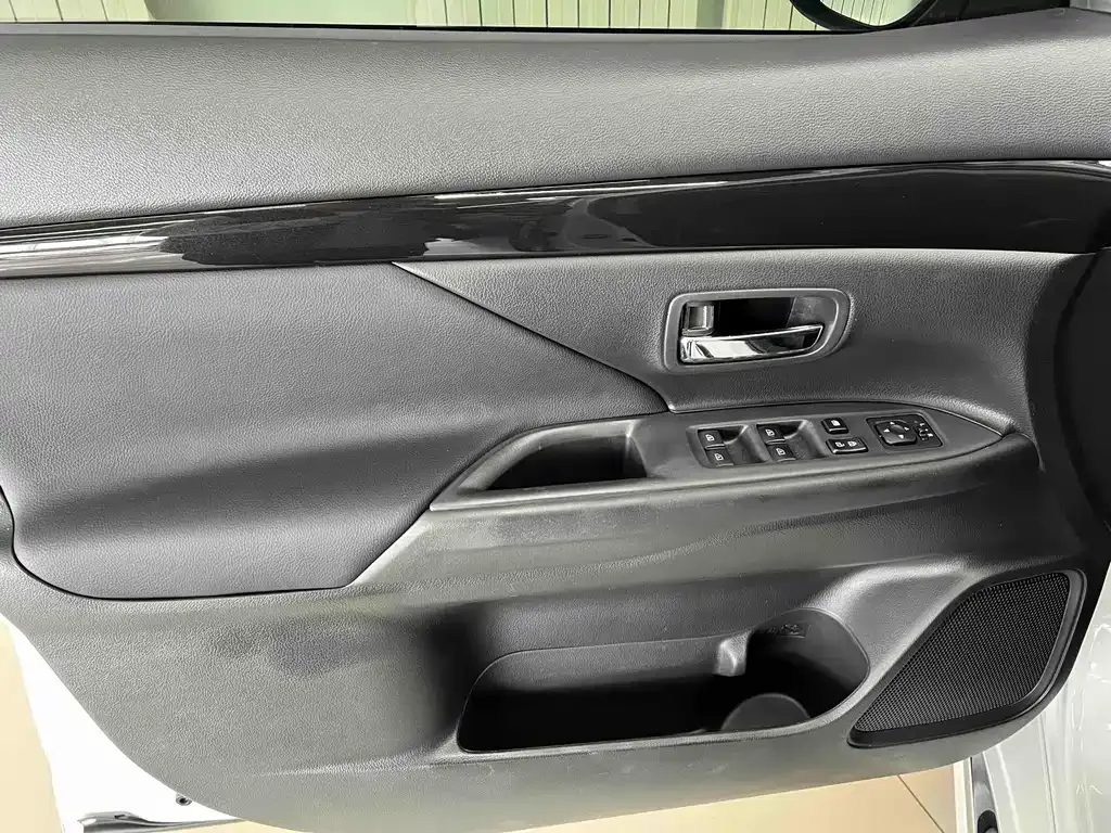 Mitsubishi Outlander — фото 6
