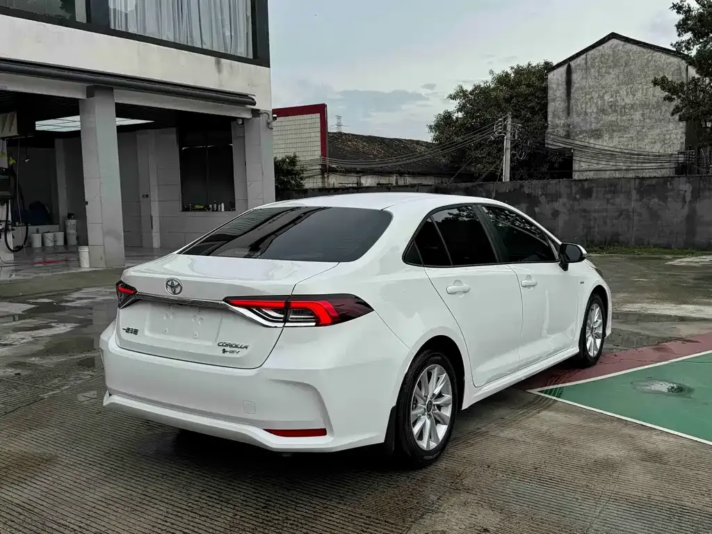 Toyota Corolla — фото 5