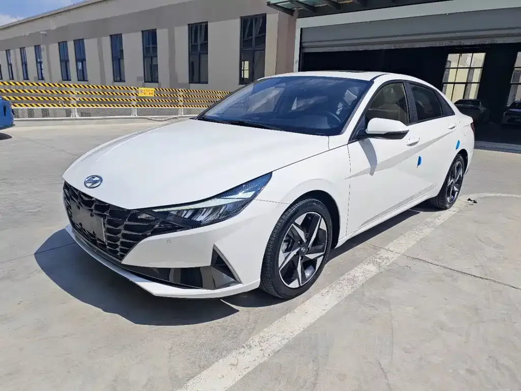 Hyundai Elantra — фото 1