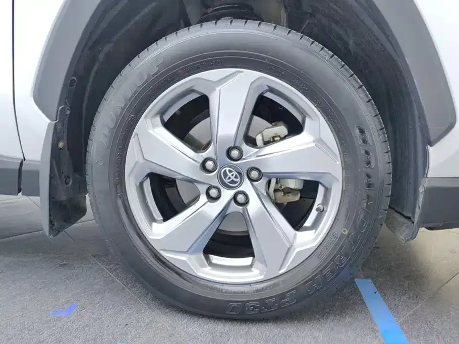 Toyota RAV4 — фото 10