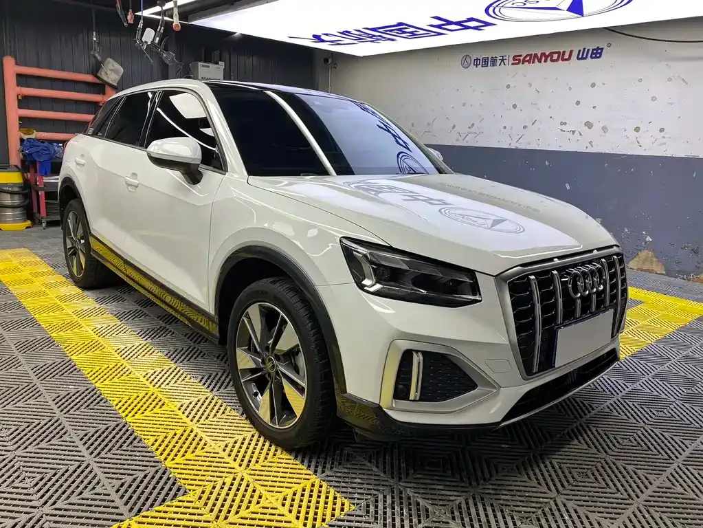 Audi Q2L — фото 8