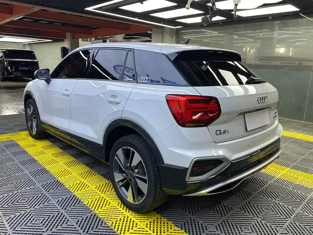 Audi Q2L — фото 10