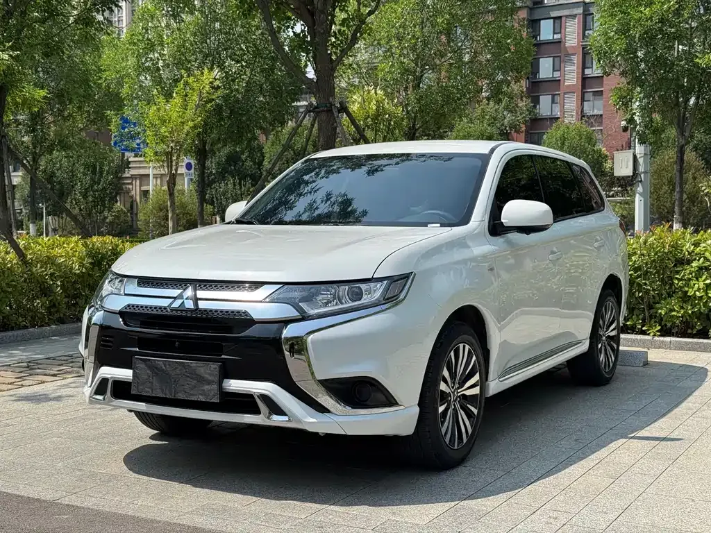 Mitsubishi Outlander — фото 1