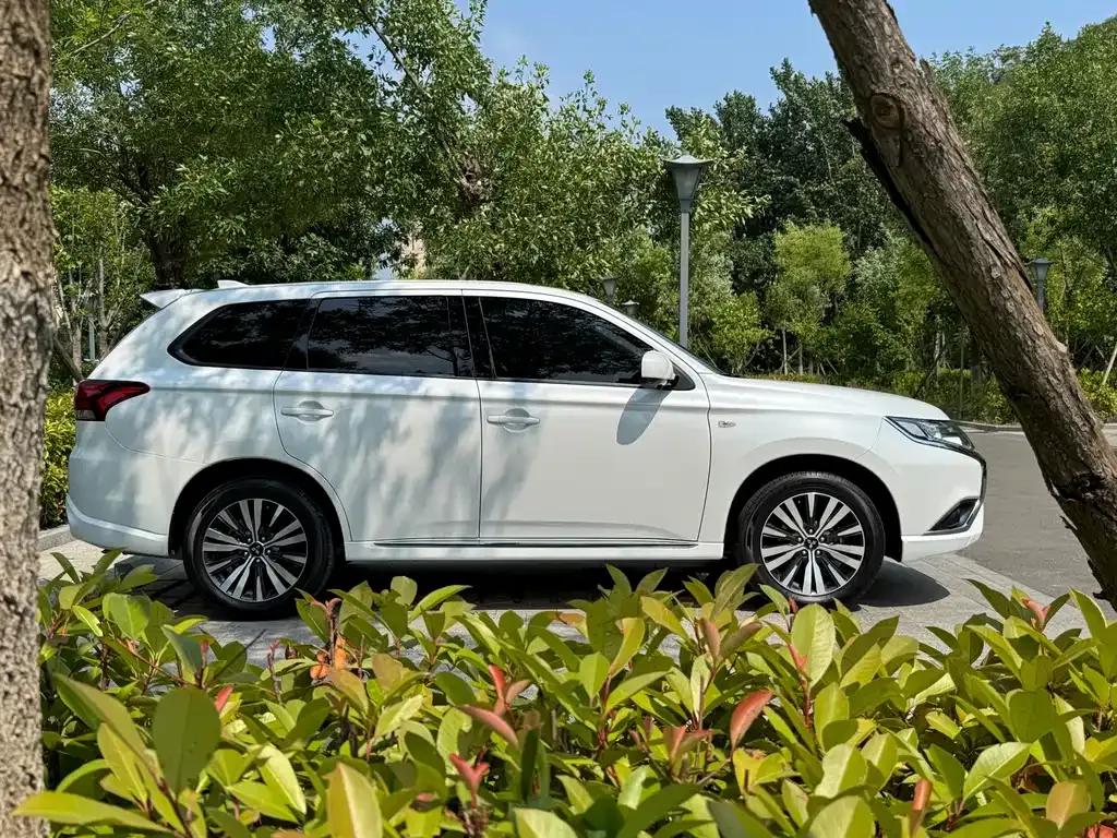 Mitsubishi Outlander — фото 5